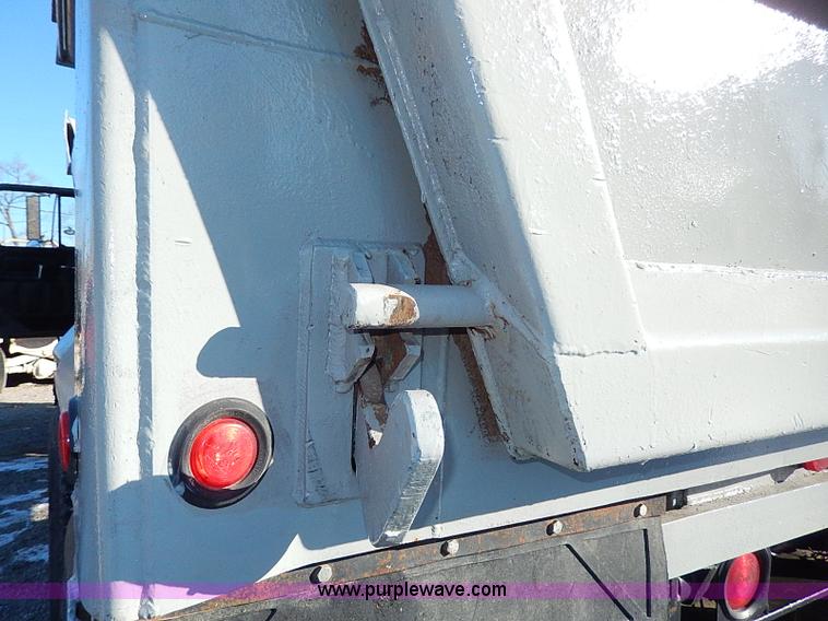 image for item I9485 1988 Mack R690ST dump truck