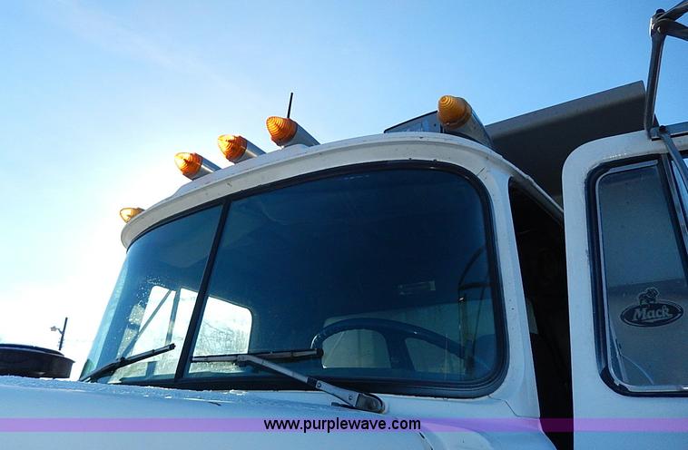 image for item I9485 1988 Mack R690ST dump truck