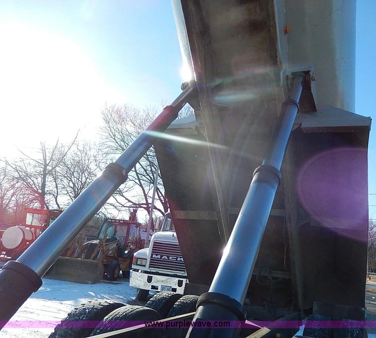 image for item I9485 1988 Mack R690ST dump truck