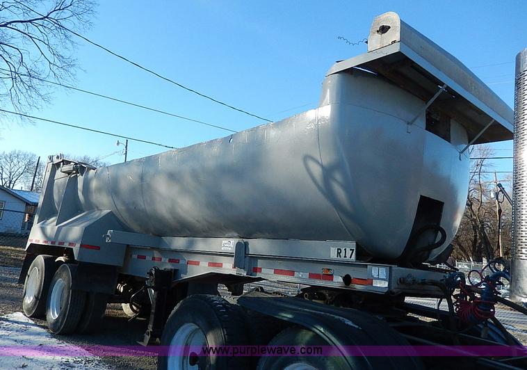 image for item I9486 1986 Bobko barrel end dump trailer