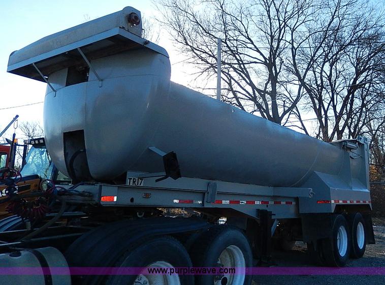 image for item I9486 1986 Bobko barrel end dump trailer