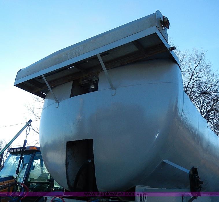 image for item I9486 1986 Bobko barrel end dump trailer