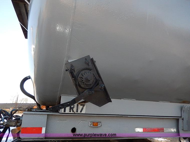 image for item I9486 1986 Bobko barrel end dump trailer