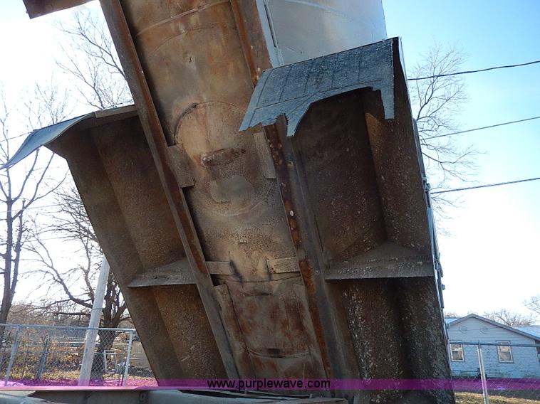 image for item I9486 1986 Bobko barrel end dump trailer