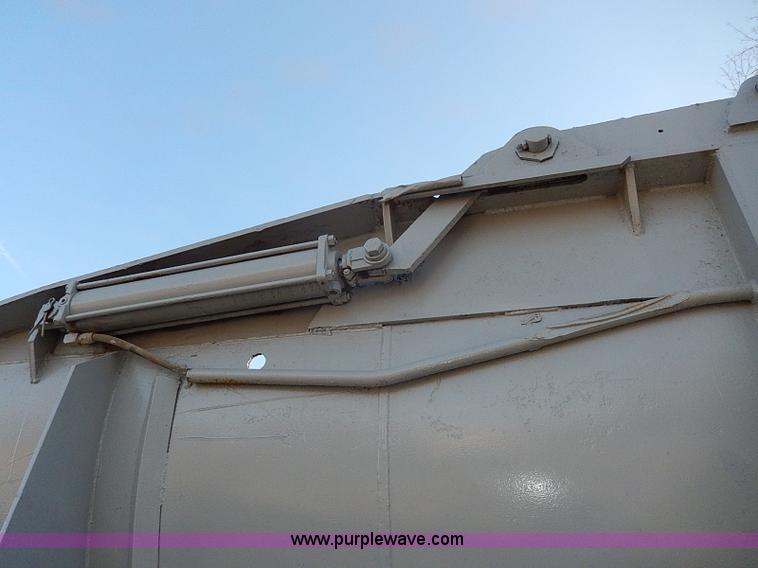 image for item I9486 1986 Bobko barrel end dump trailer