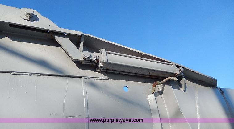 image for item I9486 1986 Bobko barrel end dump trailer