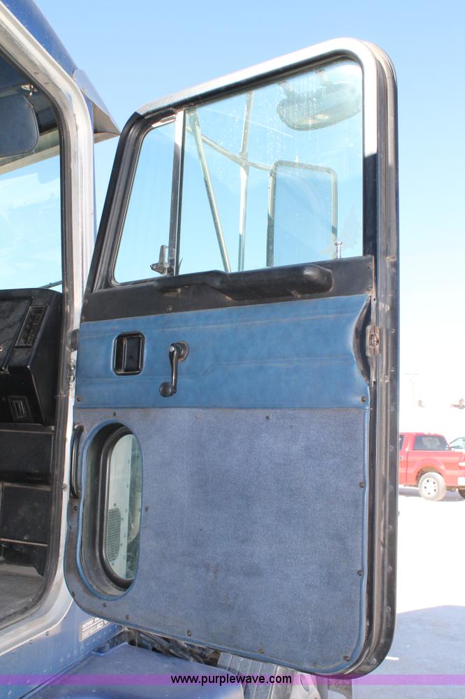 image for item C3627 1998 Peterbilt 377 semi truck