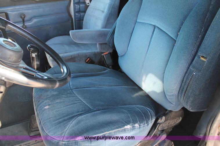 image for item C3627 1998 Peterbilt 377 semi truck