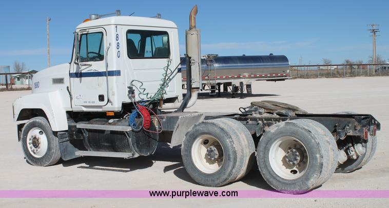 image for item C3628 1997 Mack CH613 semi truck