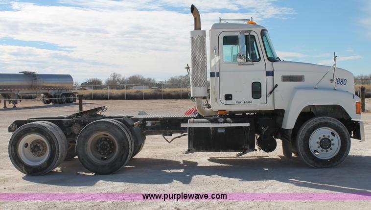 image for item C3628 1997 Mack CH613 semi truck