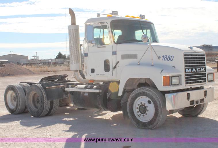 image for item C3628 1997 Mack CH613 semi truck