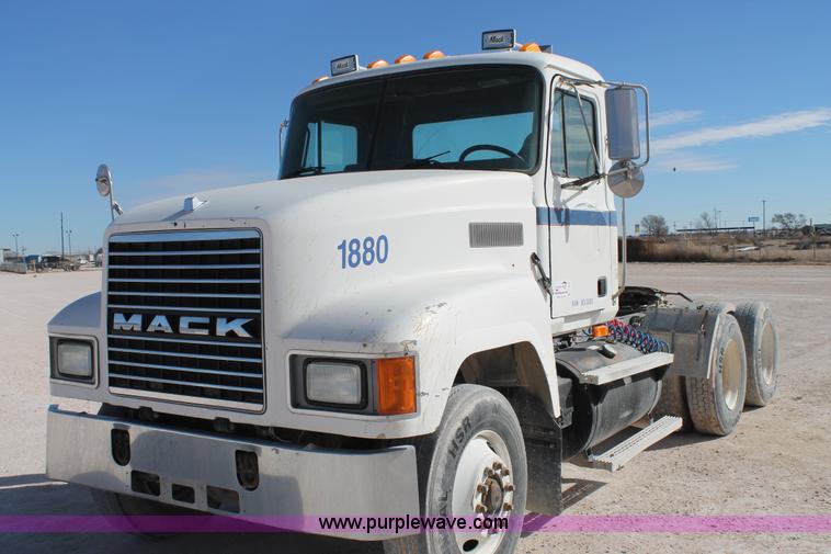 image for item C3628 1997 Mack CH613 semi truck