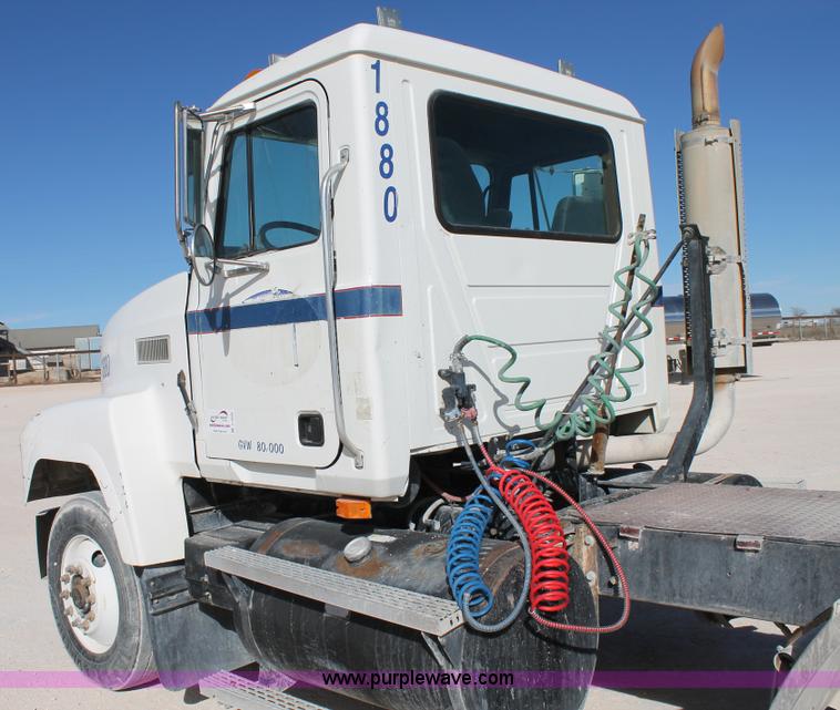 image for item C3628 1997 Mack CH613 semi truck