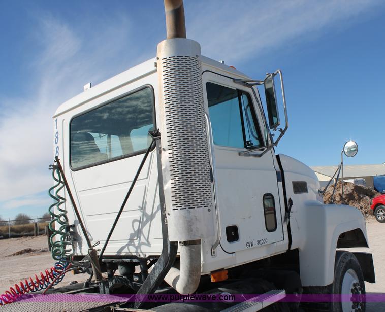 image for item C3628 1997 Mack CH613 semi truck