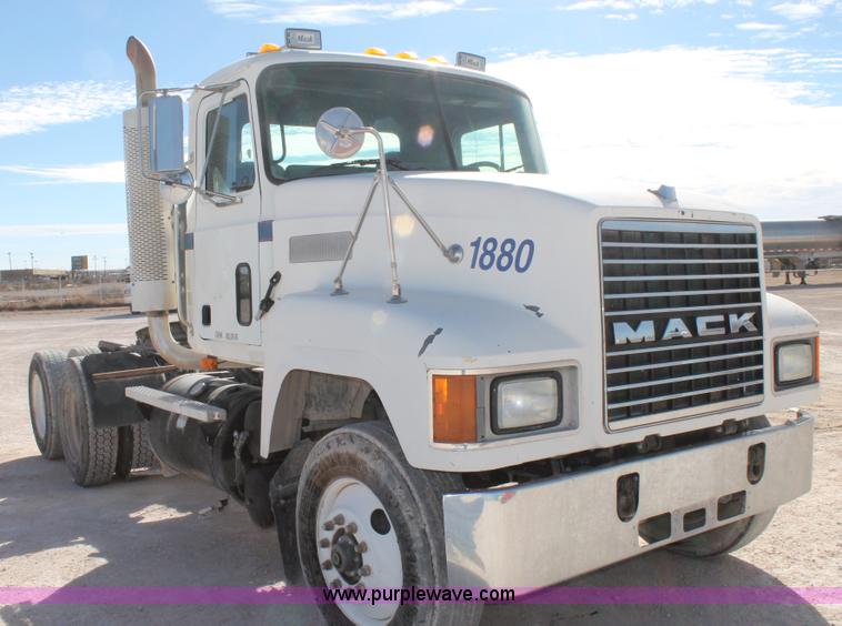 image for item C3628 1997 Mack CH613 semi truck