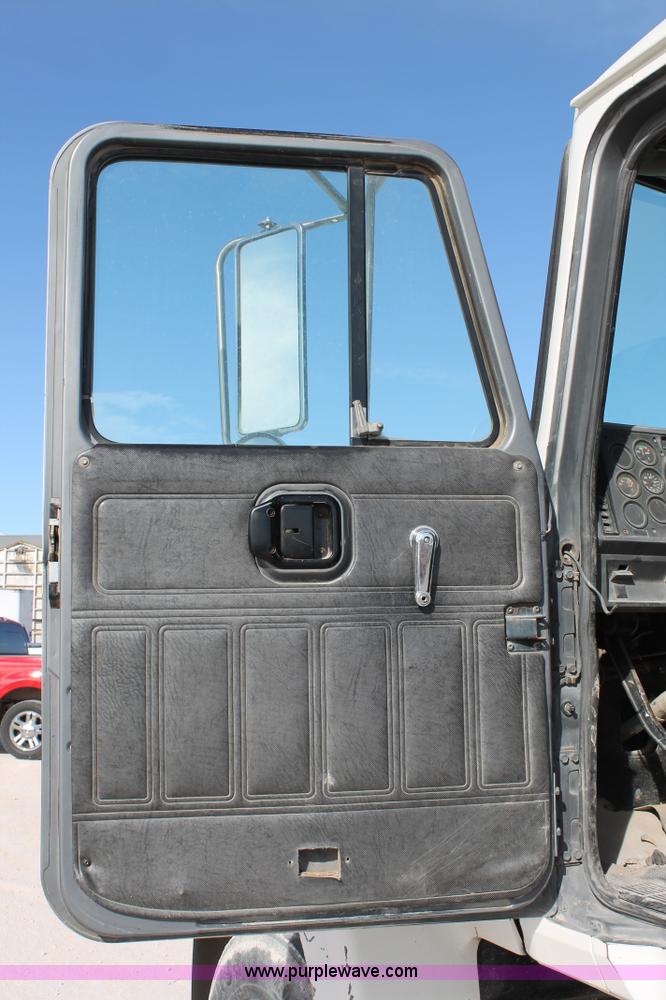 image for item C3628 1997 Mack CH613 semi truck