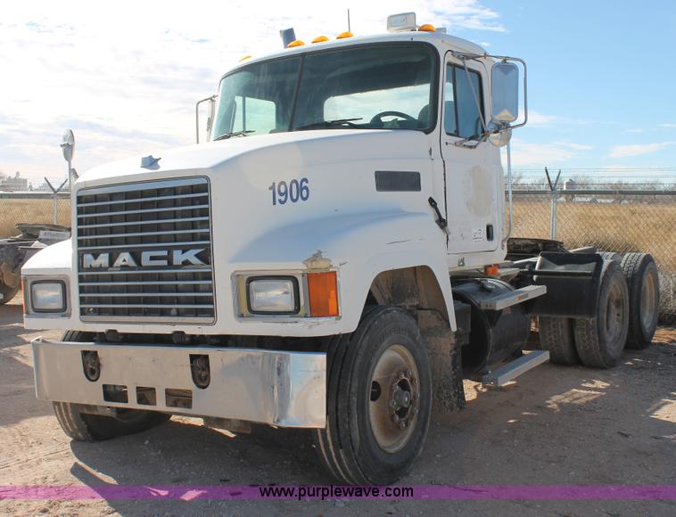 image for item C3629 2000 Mack CH613 semi truck