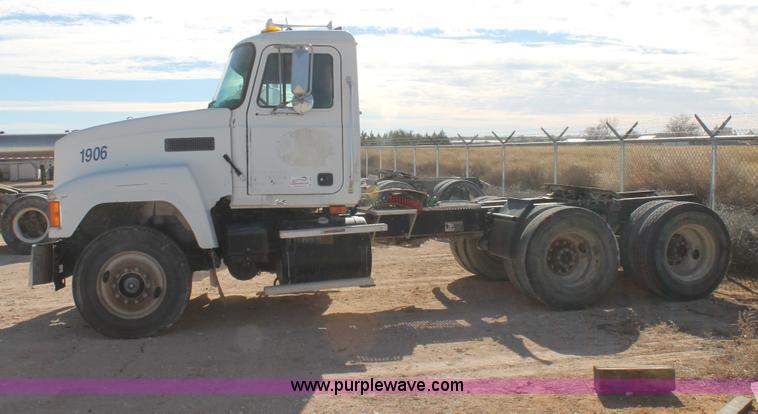 image for item C3629 2000 Mack CH613 semi truck