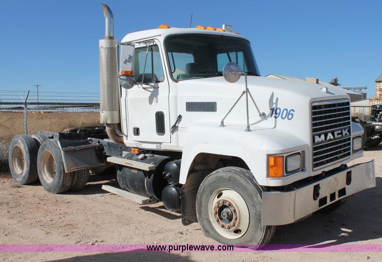 image for item C3629 2000 Mack CH613 semi truck