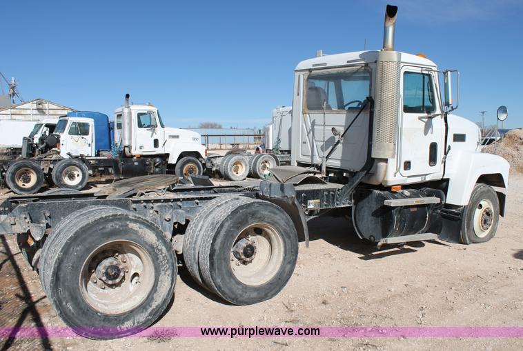 image for item C3629 2000 Mack CH613 semi truck