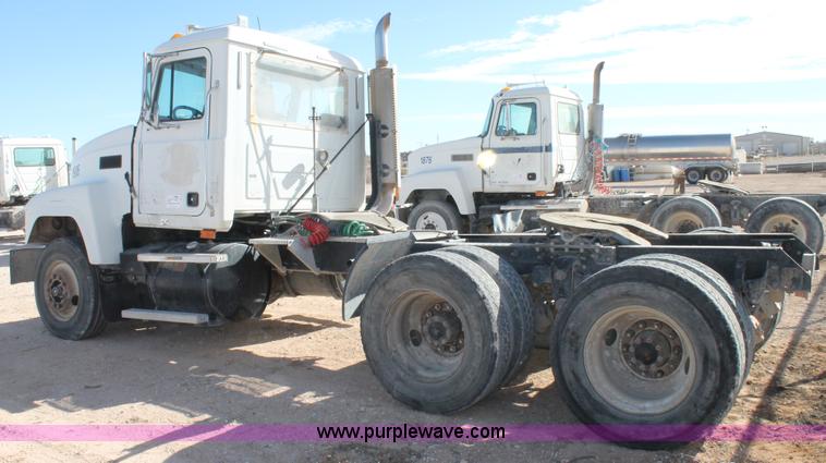 image for item C3629 2000 Mack CH613 semi truck