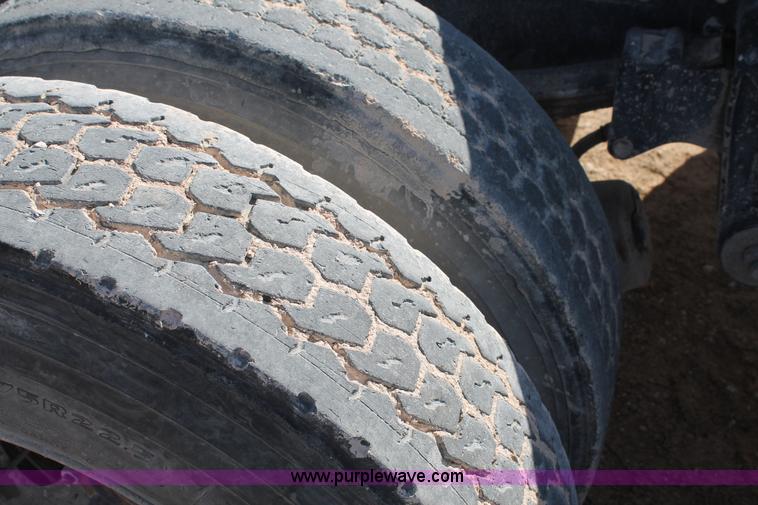 image for item C3629 2000 Mack CH613 semi truck