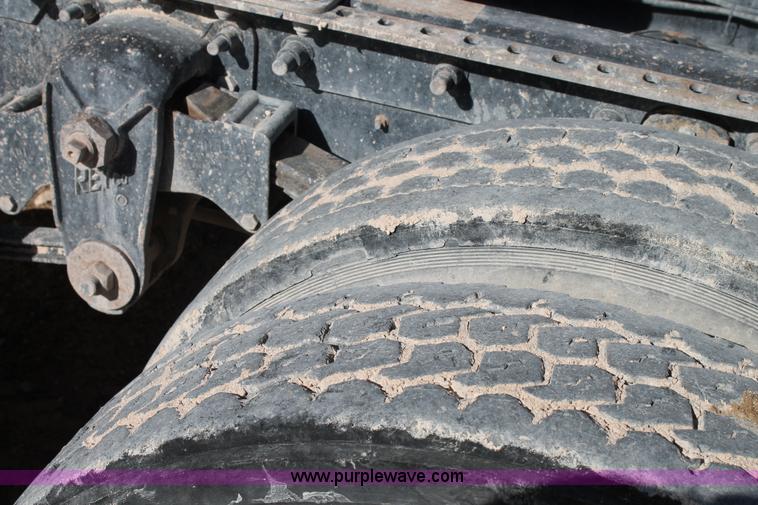 image for item C3629 2000 Mack CH613 semi truck