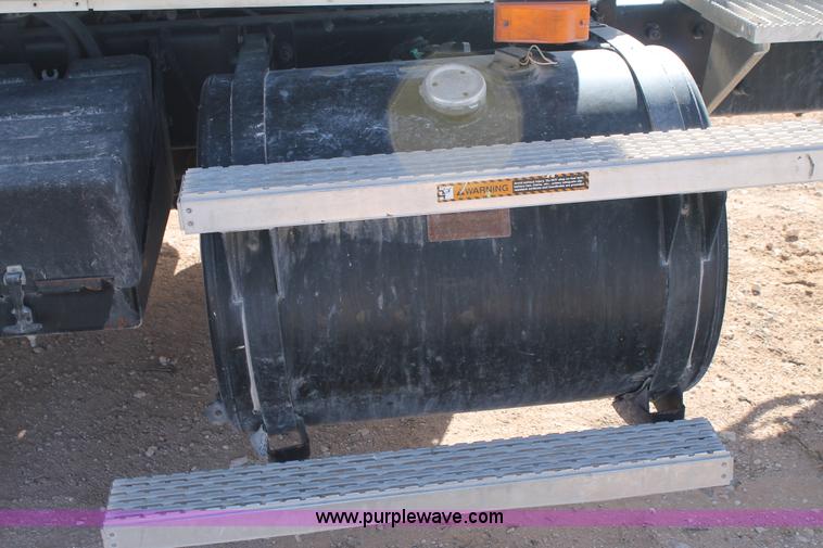 image for item C3629 2000 Mack CH613 semi truck