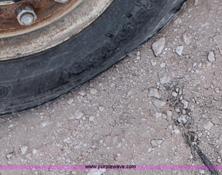 image for item C3629 2000 Mack CH613 semi truck