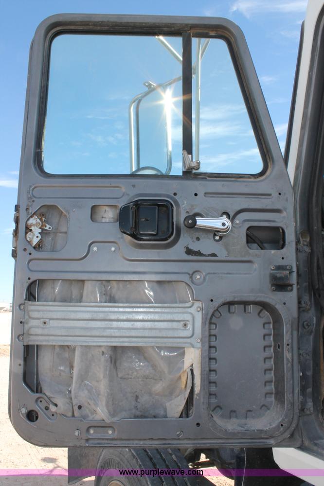 image for item C3629 2000 Mack CH613 semi truck