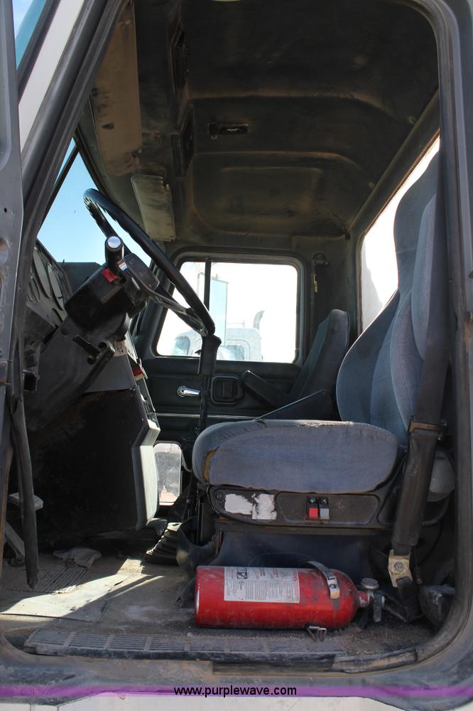 image for item C3629 2000 Mack CH613 semi truck