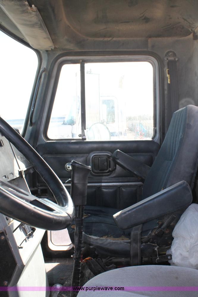 image for item C3629 2000 Mack CH613 semi truck