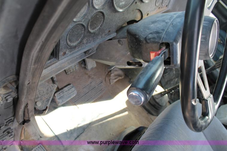 image for item C3629 2000 Mack CH613 semi truck