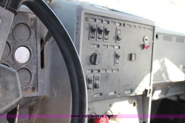 image for item C3629 2000 Mack CH613 semi truck