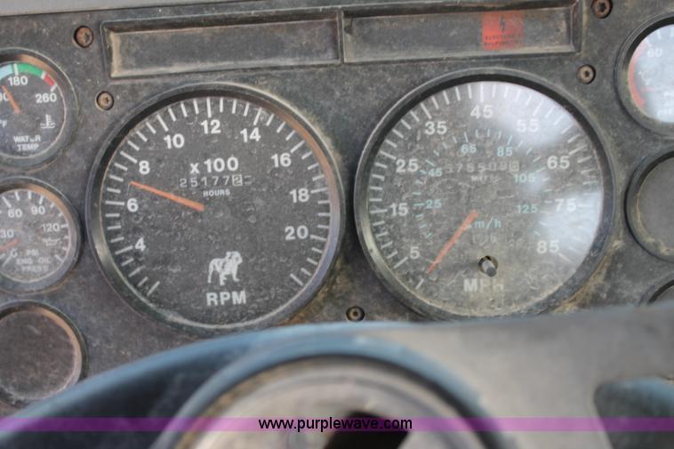 image for item C3629 2000 Mack CH613 semi truck