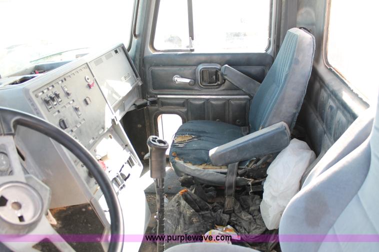 image for item C3629 2000 Mack CH613 semi truck