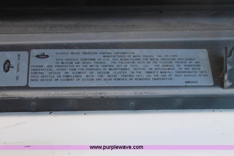 image for item C3629 2000 Mack CH613 semi truck