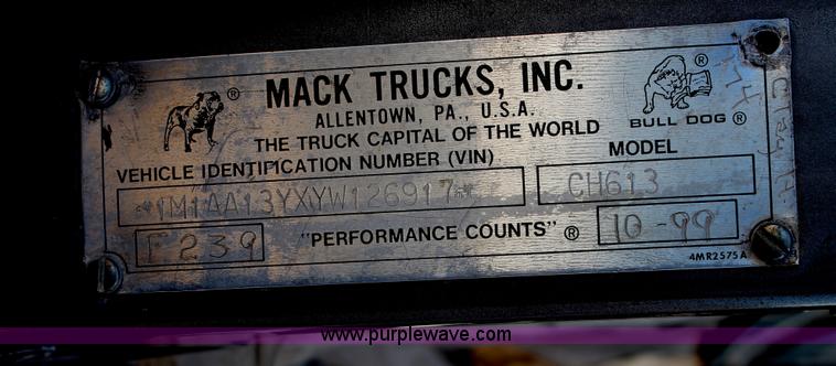 image for item C3629 2000 Mack CH613 semi truck