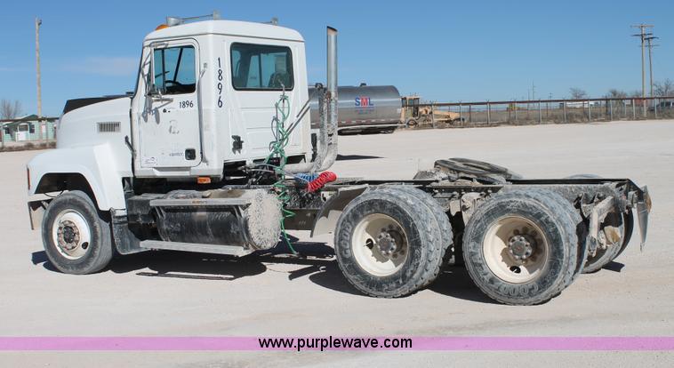 image for item C3631 1997 Mack CH613 semi truck