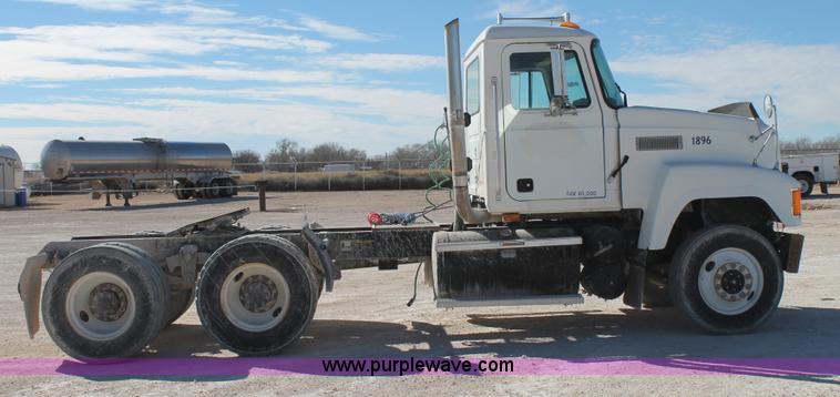 image for item C3631 1997 Mack CH613 semi truck