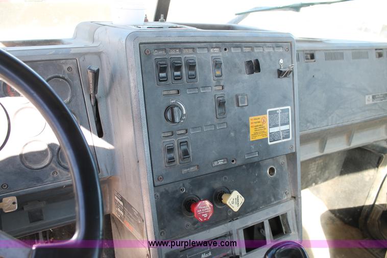 image for item C3631 1997 Mack CH613 semi truck