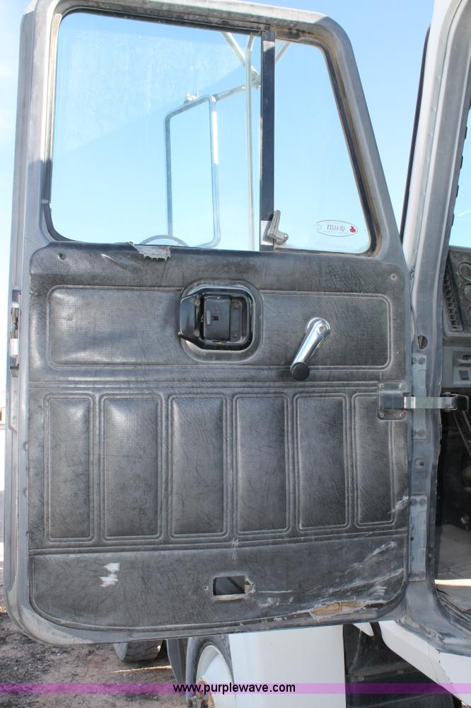 image for item C3632 1997 Mack CH613 semi truck