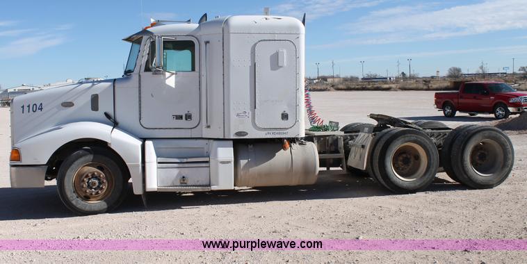 image for item C3633 1999 Peterbilt 377 semi truck