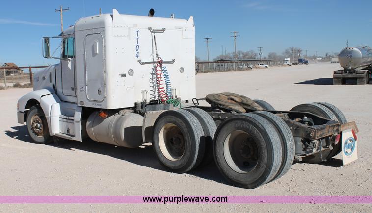 image for item C3633 1999 Peterbilt 377 semi truck