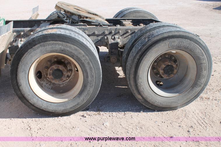 image for item C3633 1999 Peterbilt 377 semi truck