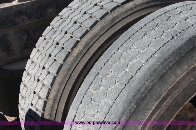 image for item C3633 1999 Peterbilt 377 semi truck