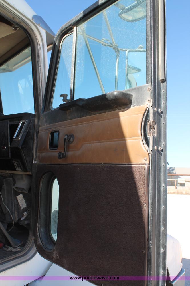 image for item C3633 1999 Peterbilt 377 semi truck