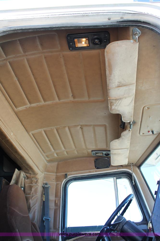 image for item C3633 1999 Peterbilt 377 semi truck