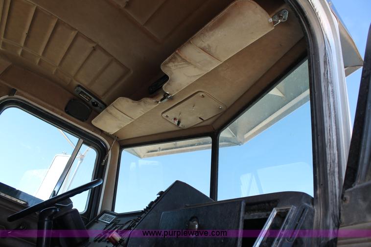 image for item C3633 1999 Peterbilt 377 semi truck