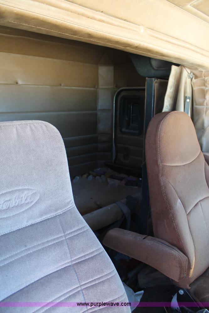 image for item C3633 1999 Peterbilt 377 semi truck